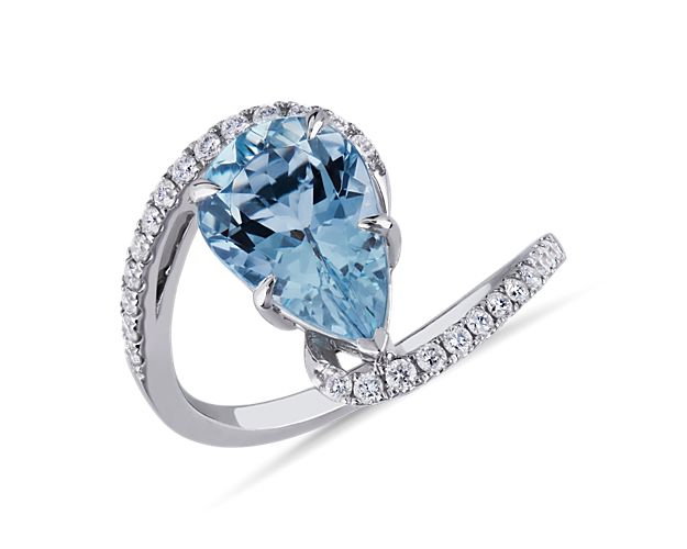 A dramatically blue pear-cut aquamarine sparkles at the heart of this statement ring. The band is crafted from 14k white gold and is brilliantly set with delicate diamonds for extra sparkle.